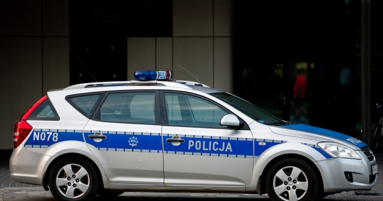 Agresywny mężczyzna z nożem w biurze senatora