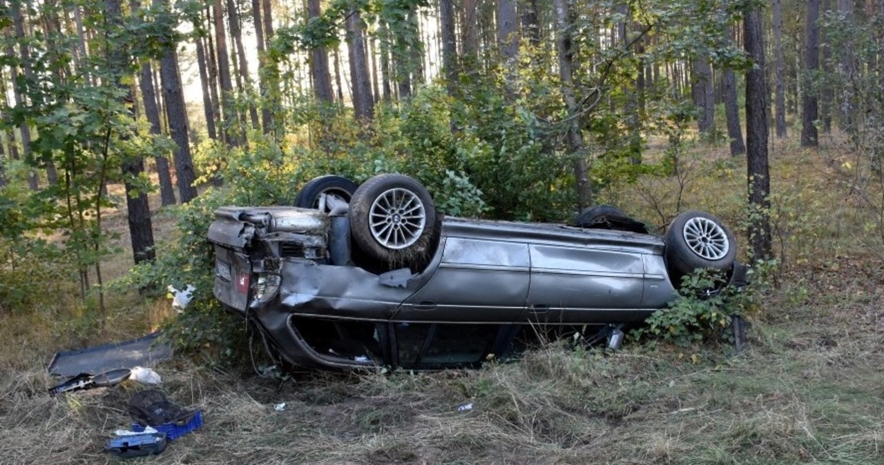 Bmw dachowało. Jeden z pasażerów okazał się poszukiwanym