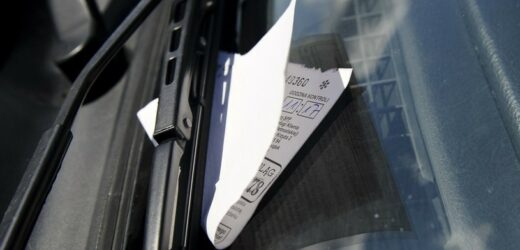Kierowcy znajdują tajemnicze kartki za wycieraczką aut. To nie Straż Miejska