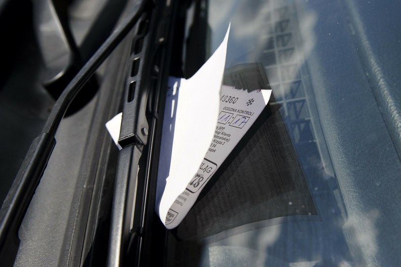 Kierowcy znajdują tajemnicze kartki za wycieraczką aut. To nie Straż Miejska