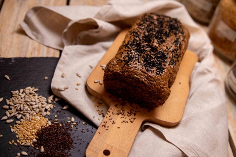 Chleb keto od Ewy Wachowicz. Prosty w przygotowaniu i wyjątkowy w smaku