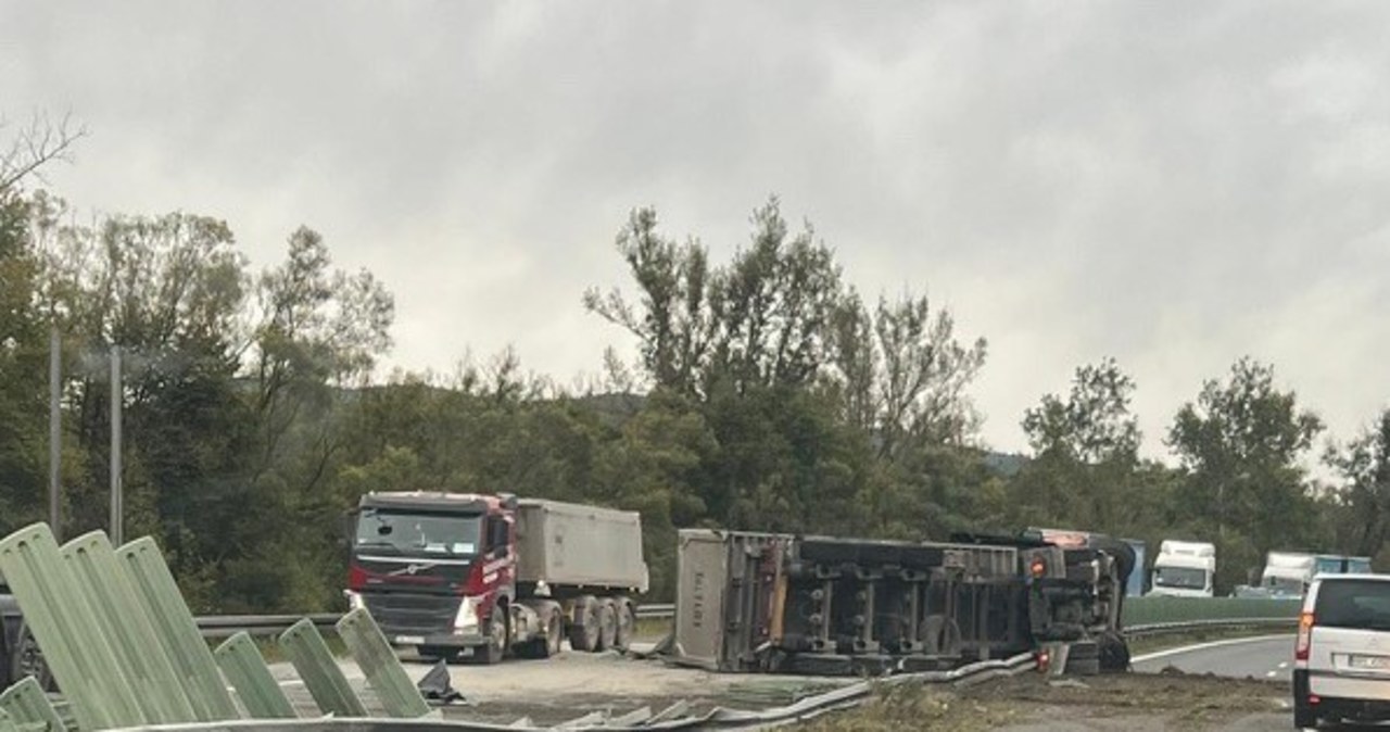 Na zakopiance przewrócił się tir z piaskiem. Są utrudnienia