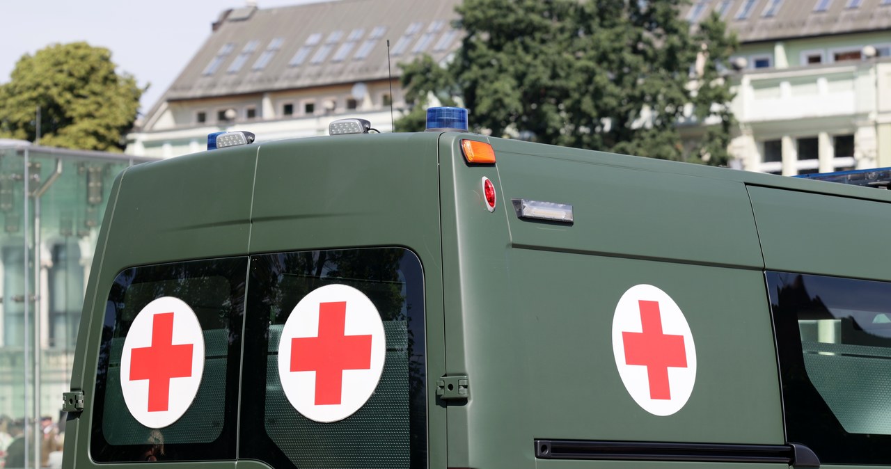 Dachowanie wojskowej karetki. Czterech żołnierzy w szpitalu