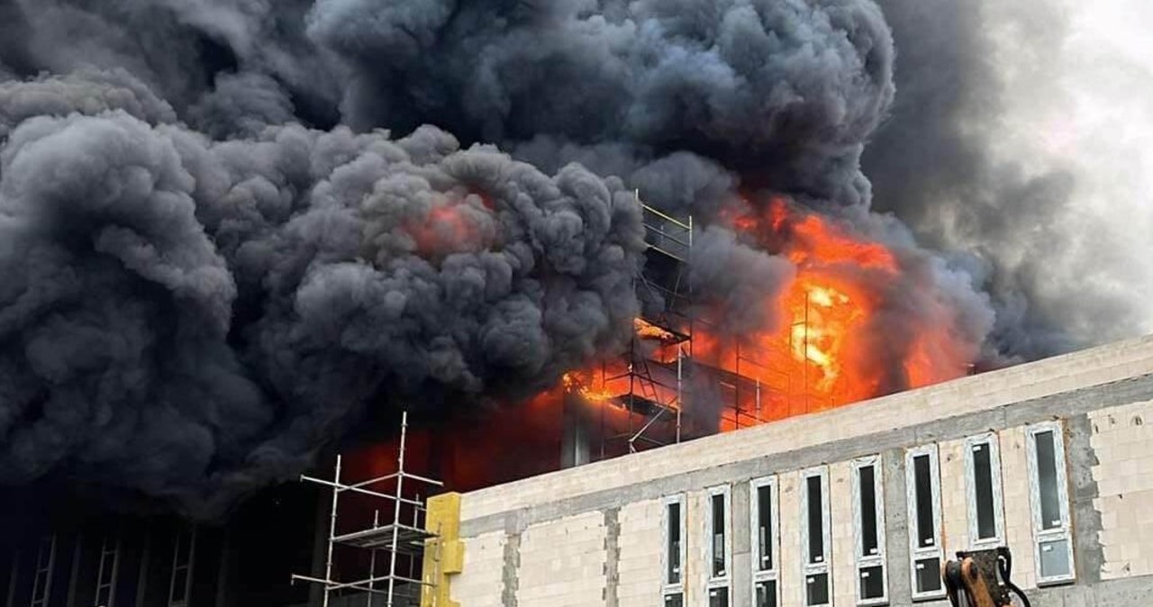 Duży pożar hali w Gdyni. Czarny dym widać z wielu kilometrów