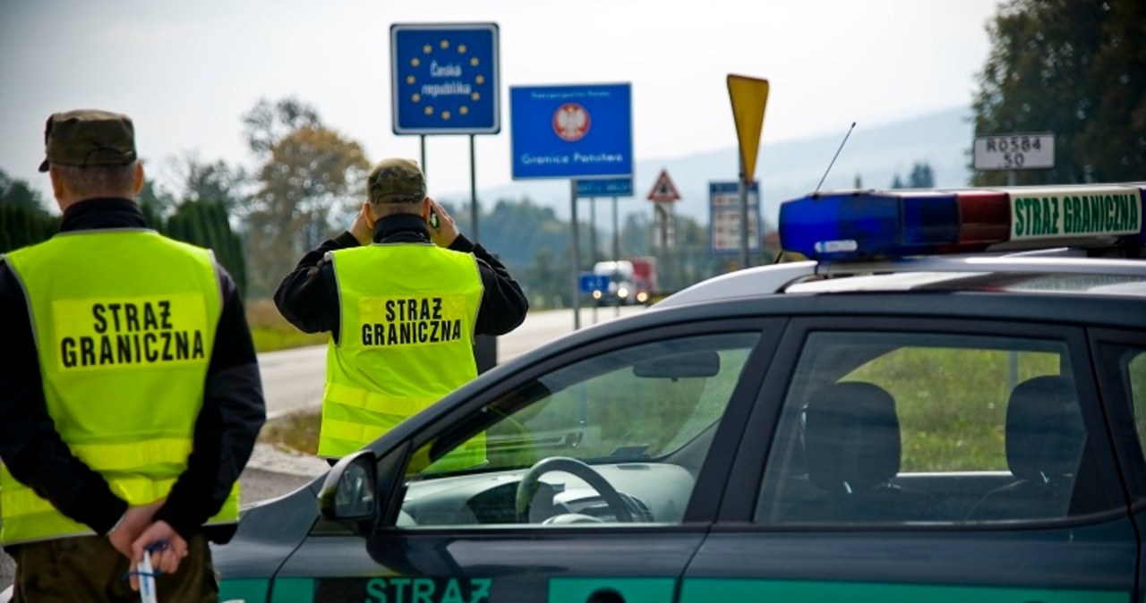 Zatrzymano 14 osób za nielegalną migrację. Kierowca busa uciekł