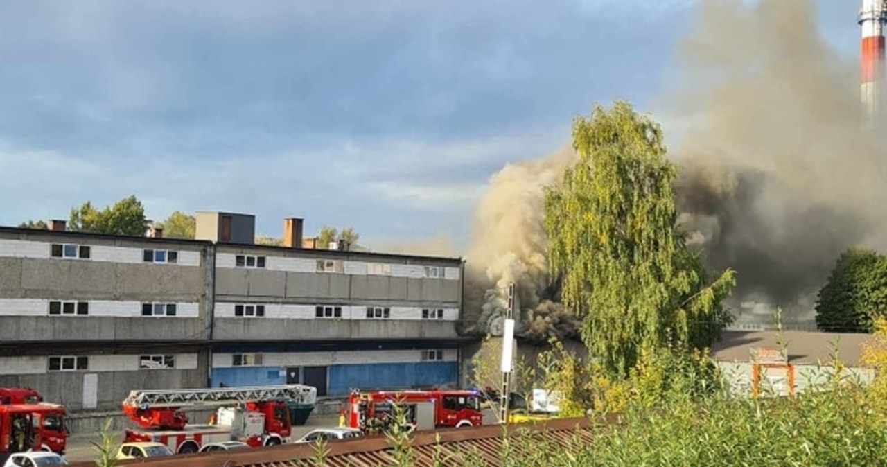 Pożar hali z tekstyliami w Gliwicach. Trwa akcja gaśnicza