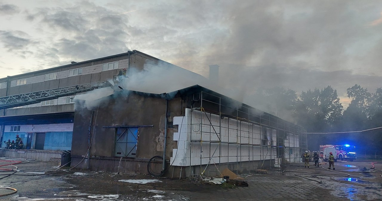 Pożar hali z tekstyliami w Gliwicach. Z ogniem walczyło ponad 60 strażaków