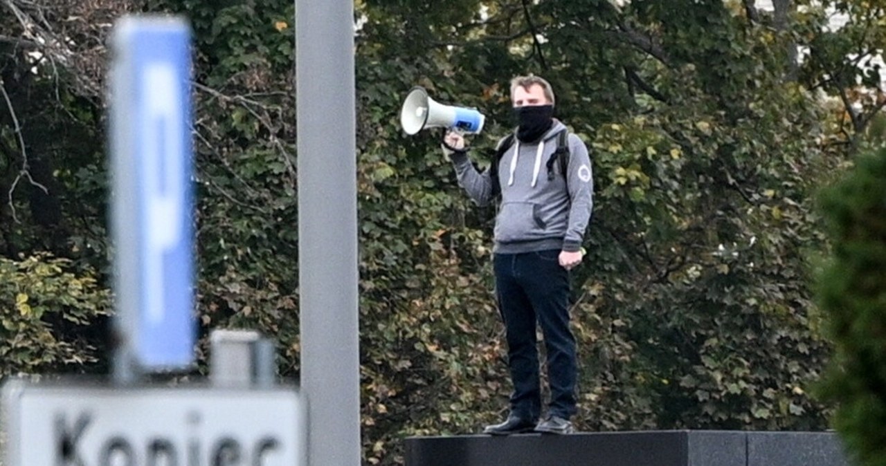 Wszedł na pomnik smoleński. Jest w rękach policji