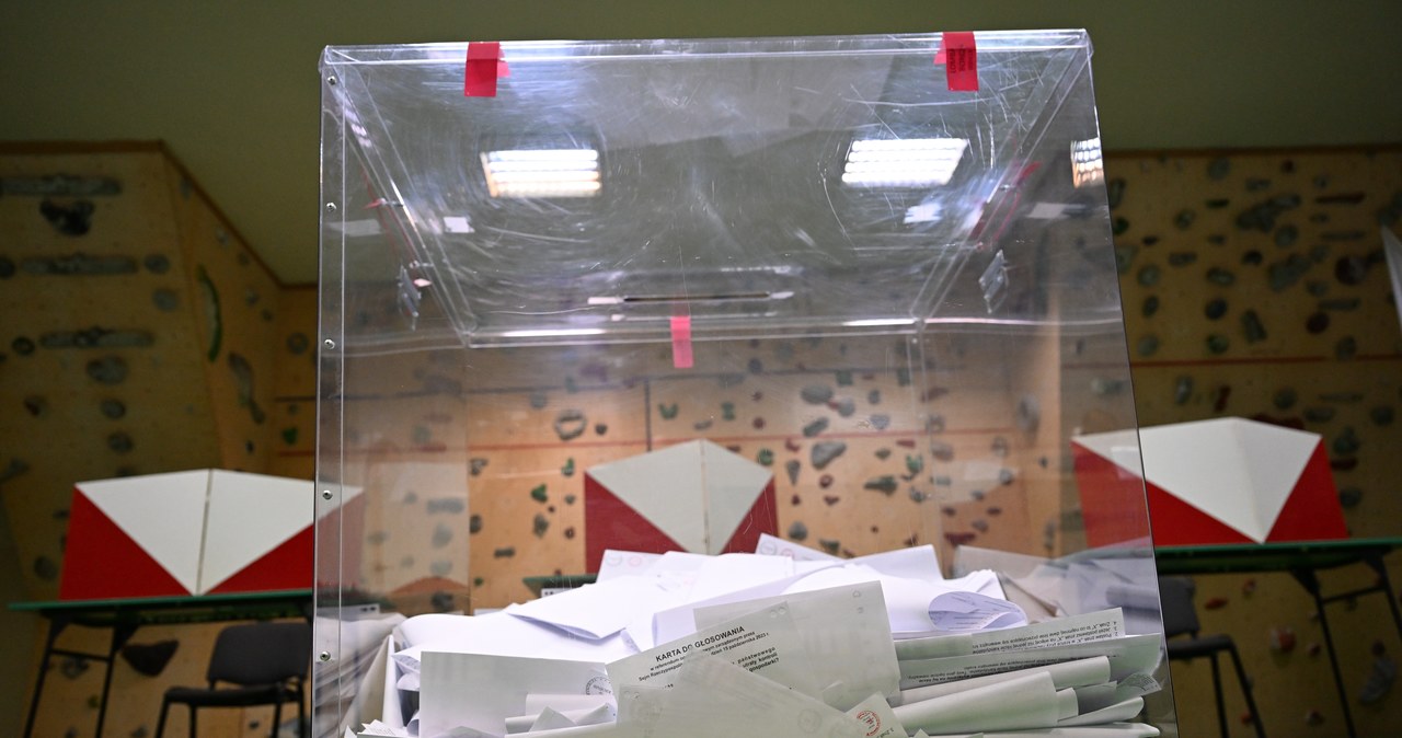Czekamy na wyniki badania late poll! PKW publikuje dane z części obwodów [RELACJA]