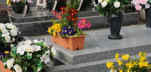 Tych kwiatów nie kładź na grobie. Kolor ma znaczenie