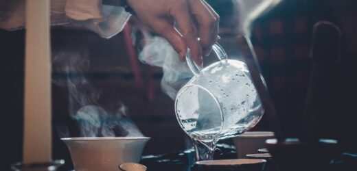 Zalej dwie łyżeczki wrzątkiem. Skuteczne remedium na przejedzenie i uporczywy kaszel