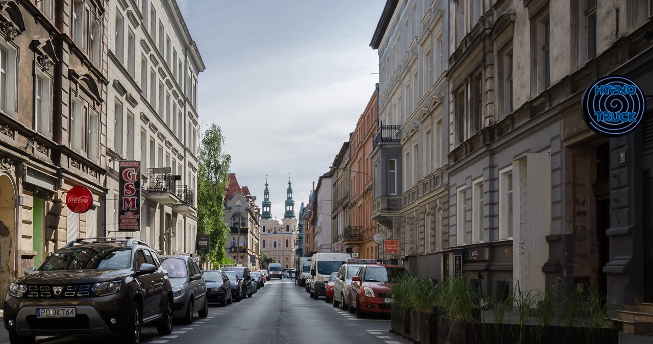 Dźwig uszkodził komin w centrum Poznania