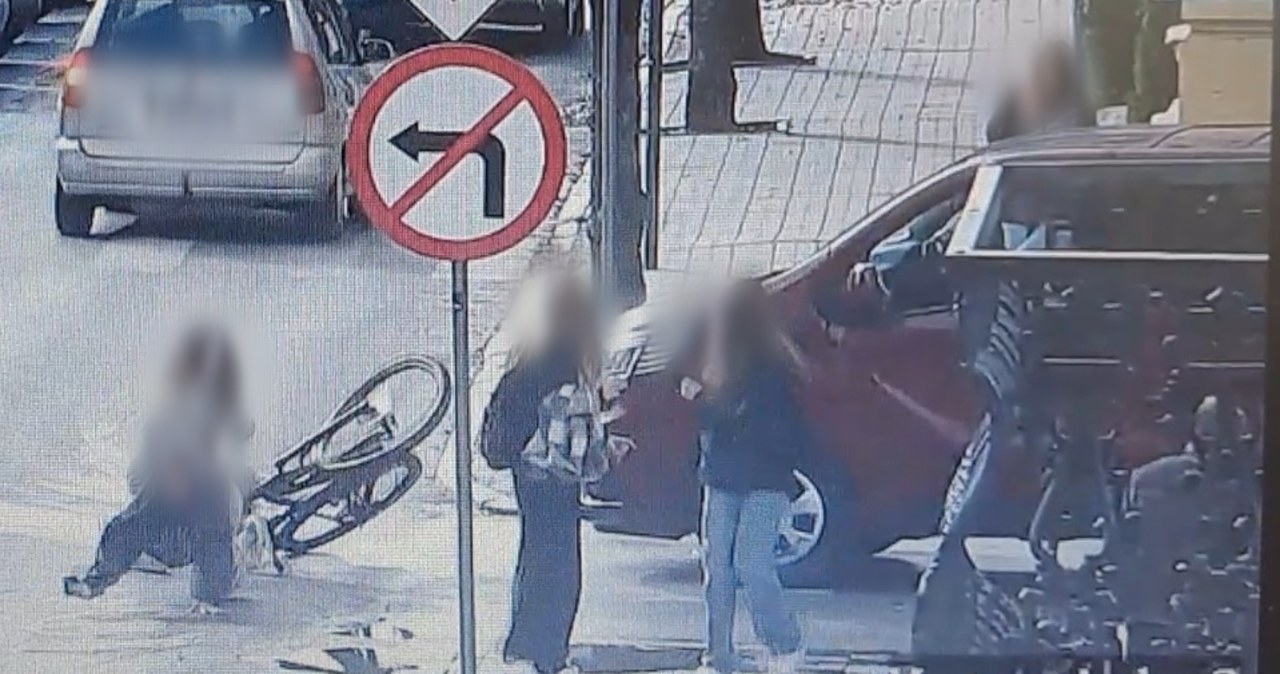Wiozła koleżankę na kierownicy roweru. Wjechała wprost pod samochód [NAGRANIE]
