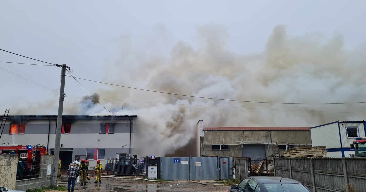 Pożar zakładu lakierniczego w Słupnie. Jedna osoba poszkodowana