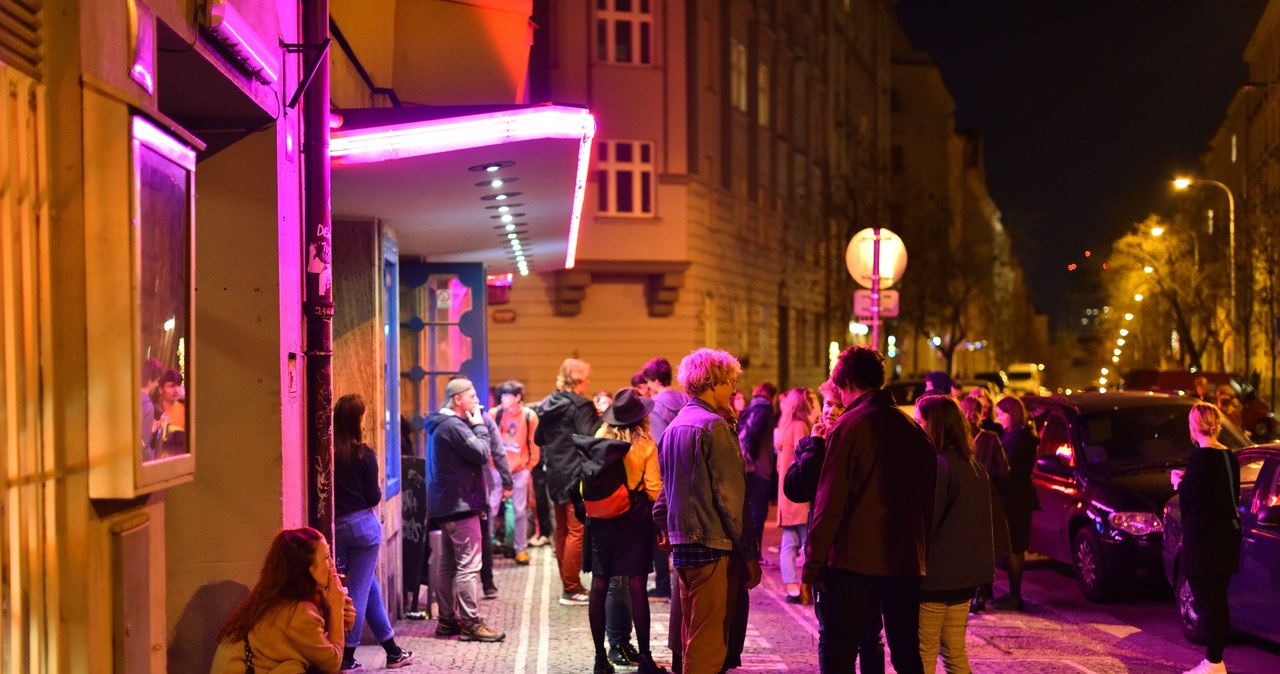 Nietrzeźwy kierowca wjechał w grupę ludzi przed klubem w Chrzanowie