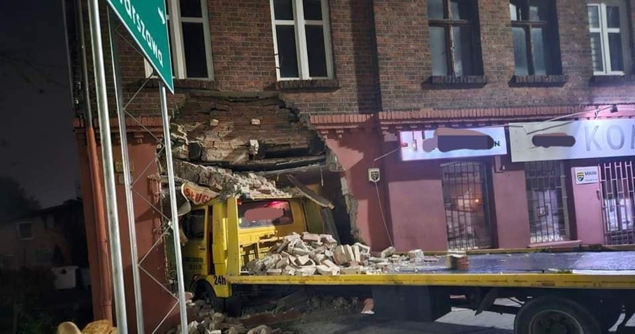 Laweta wjechała w budynek. Zniszczony zakład szewski, 14 osób ewakuowanych