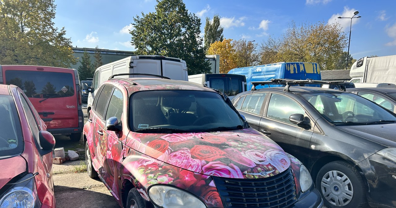 Kwiecisty chrysler, audi, bmw, czy oryginalny foodtruck. Wraki znów idą pod młotek