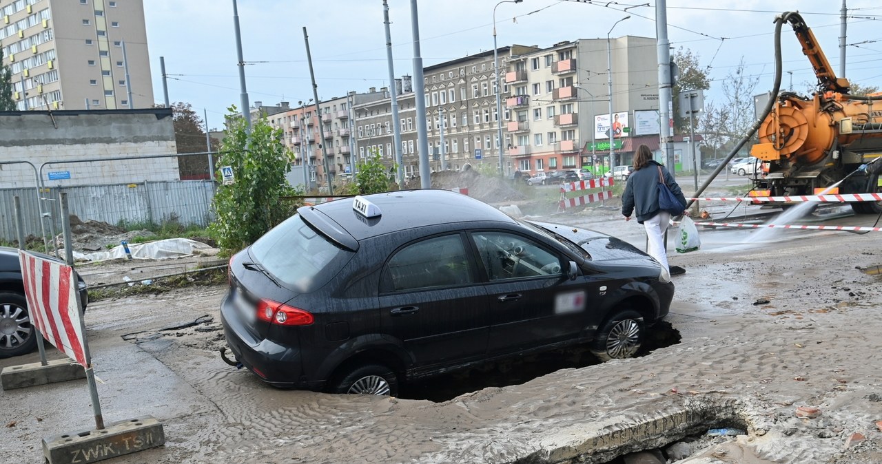 W Szczecinie ulica zapadła się pod samochodem