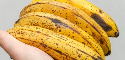 Tak w banalny sposób przedłużysz świeżość bananów. Będą jędrne i smaczne przez wiele dni