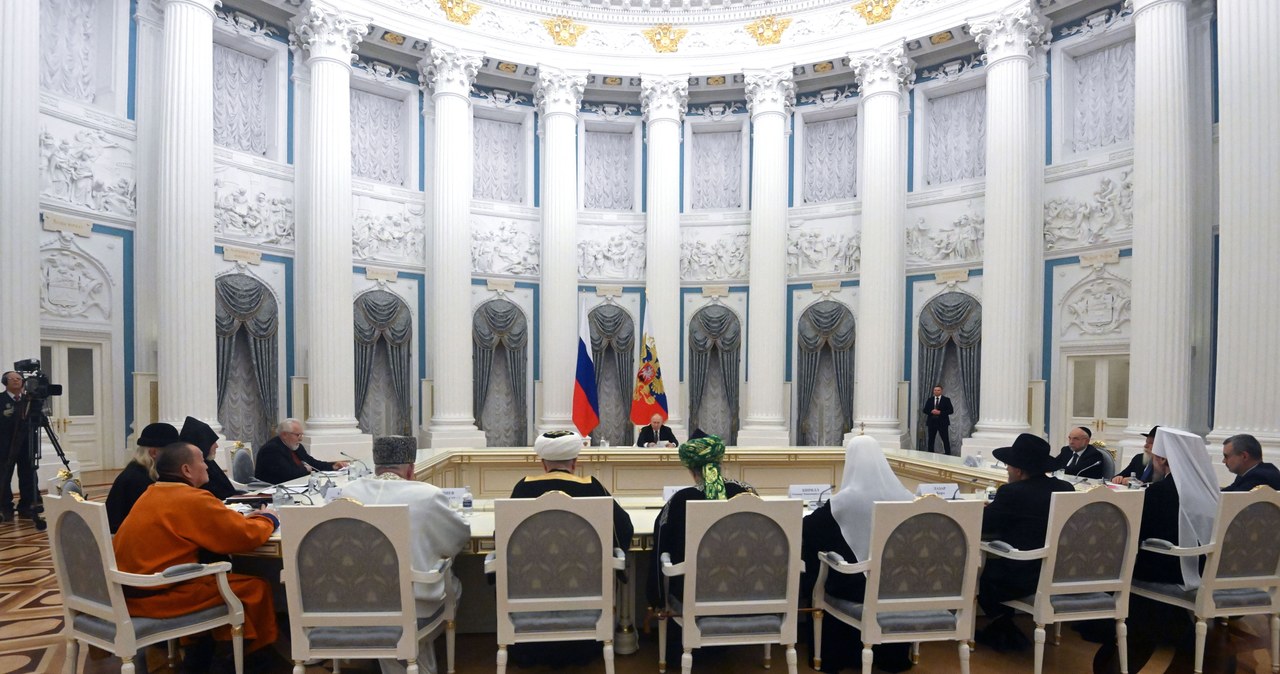 Gigantyczny stół Putina bohaterem memów