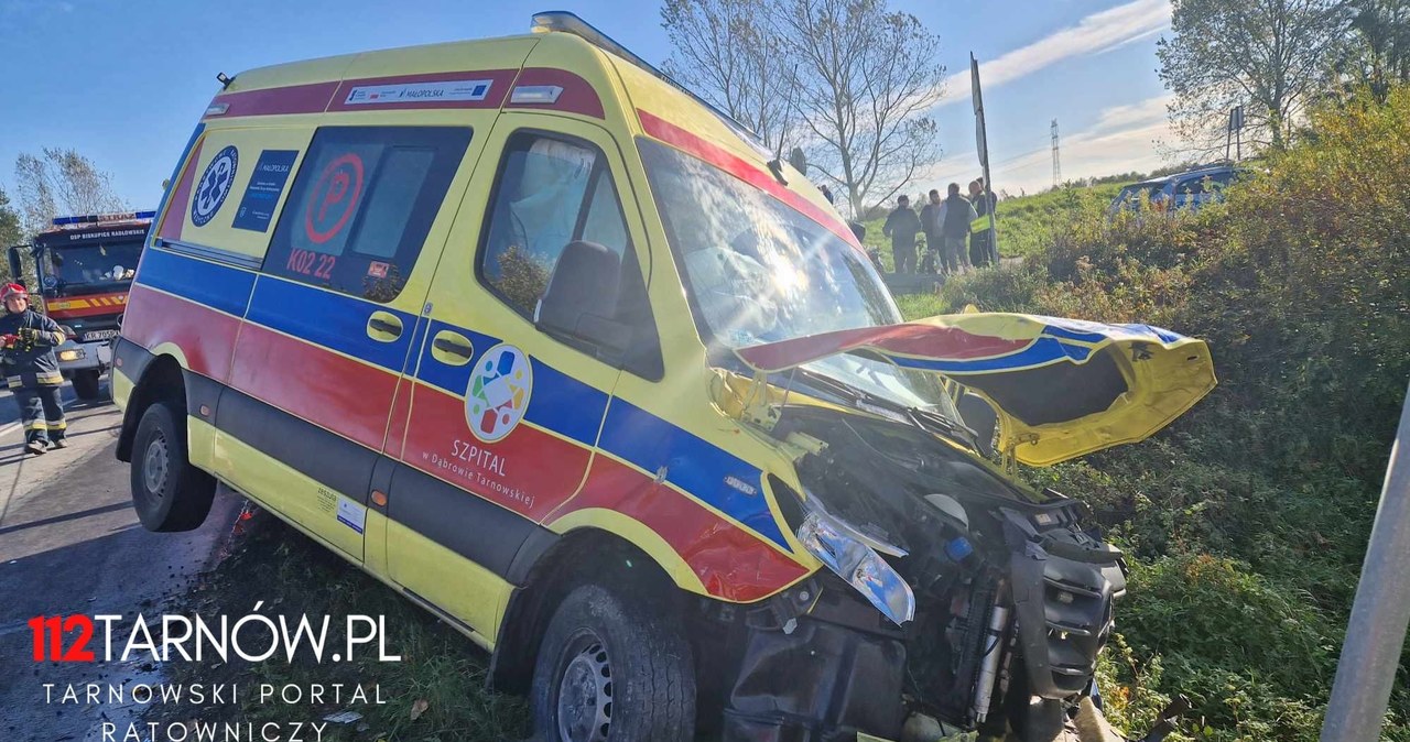 Wypadek karetki koło Tarnowa. Jedna osoba w szpitalu