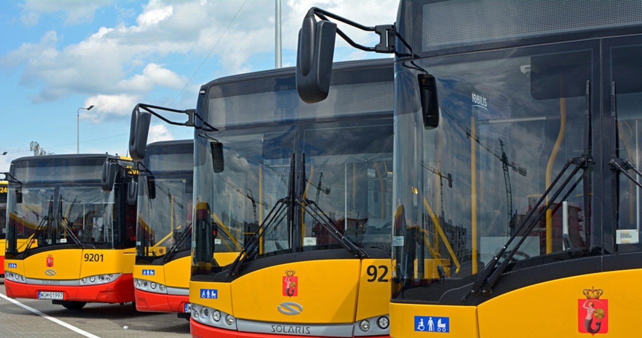 ​Wszystkich Świętych w Warszawie. Więcej kursów na cmentarze