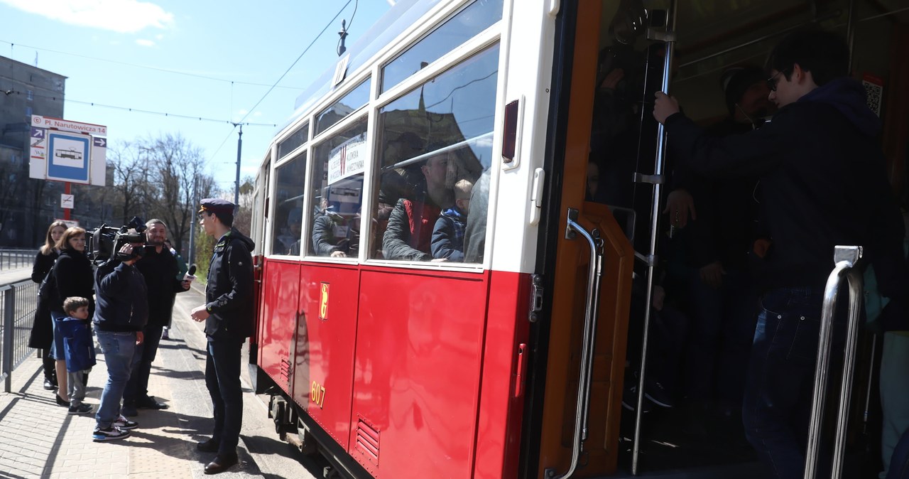 Zderzenie zabytkowego tramwaju z autem w Warszawie
