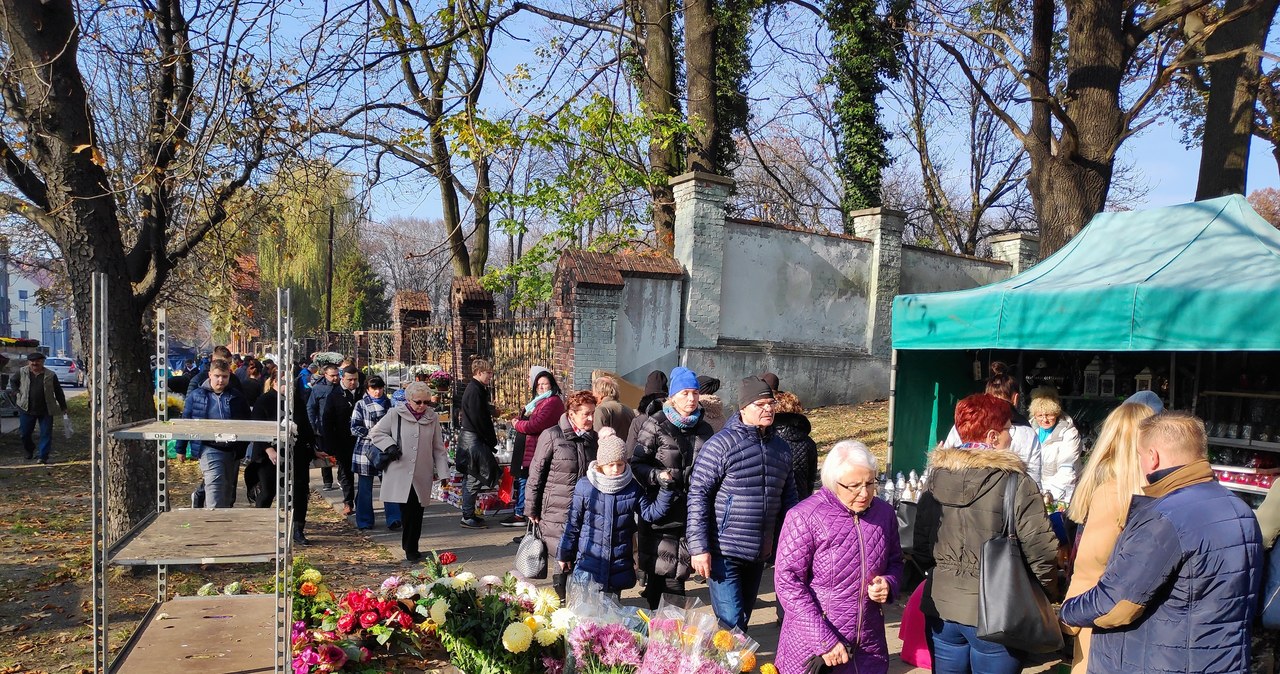 Lublin: Rośnie ruch przy cmentarzach. Policja apeluje do pieszych i kierowców