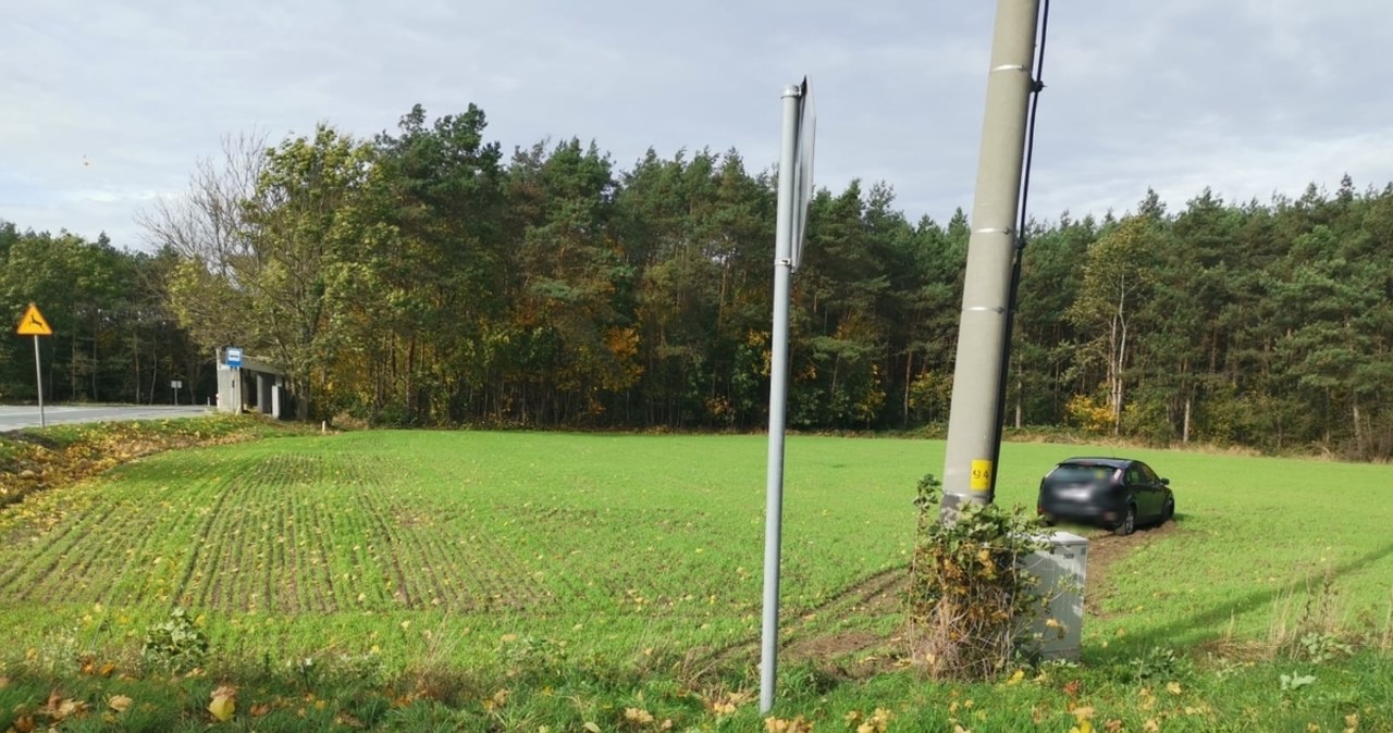 Chciał uniknąć kontroli. Wjechał w latarnię i uciekł do lasu z dzieckiem na rękach