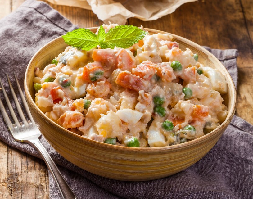 Sałatka ziemniaczana ze śliwkami – przepis Ewy Wachowicz to przebój rodzinnych spotkań