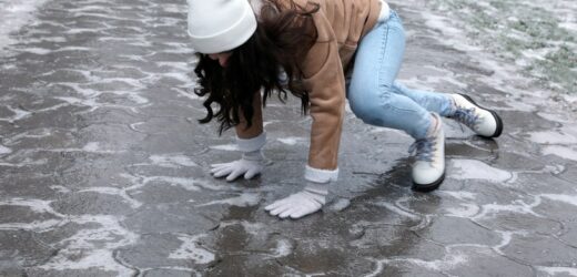 Przyklej na podeszwę znak X. Tani patent na śliskie buty