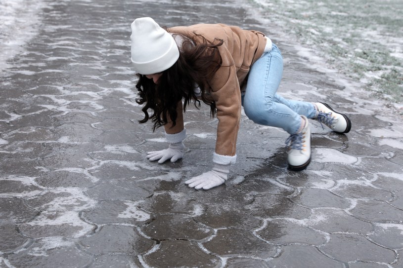 Przyklej na podeszwę znak X. Tani patent na śliskie buty