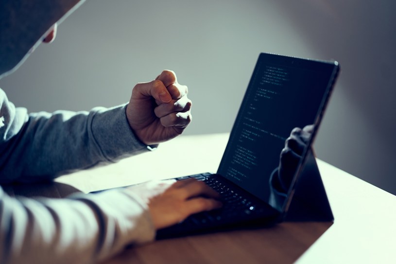 Jak działają internetowi „oszuści – kochankowie”? Zwróć uwagę na te sygnały