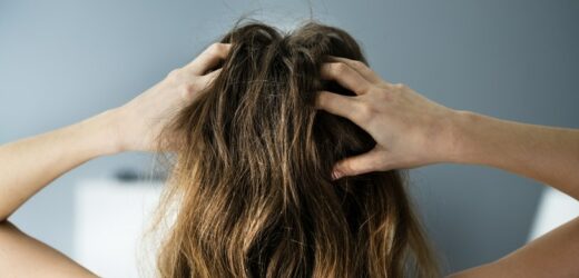 Niesforne kosmyki będą pod kontrolą. Zrób jedną rzecz po myciu głowy