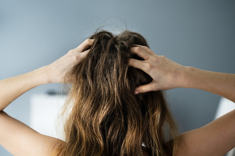Niesforne kosmyki będą pod kontrolą. Zrób jedną rzecz po myciu głowy