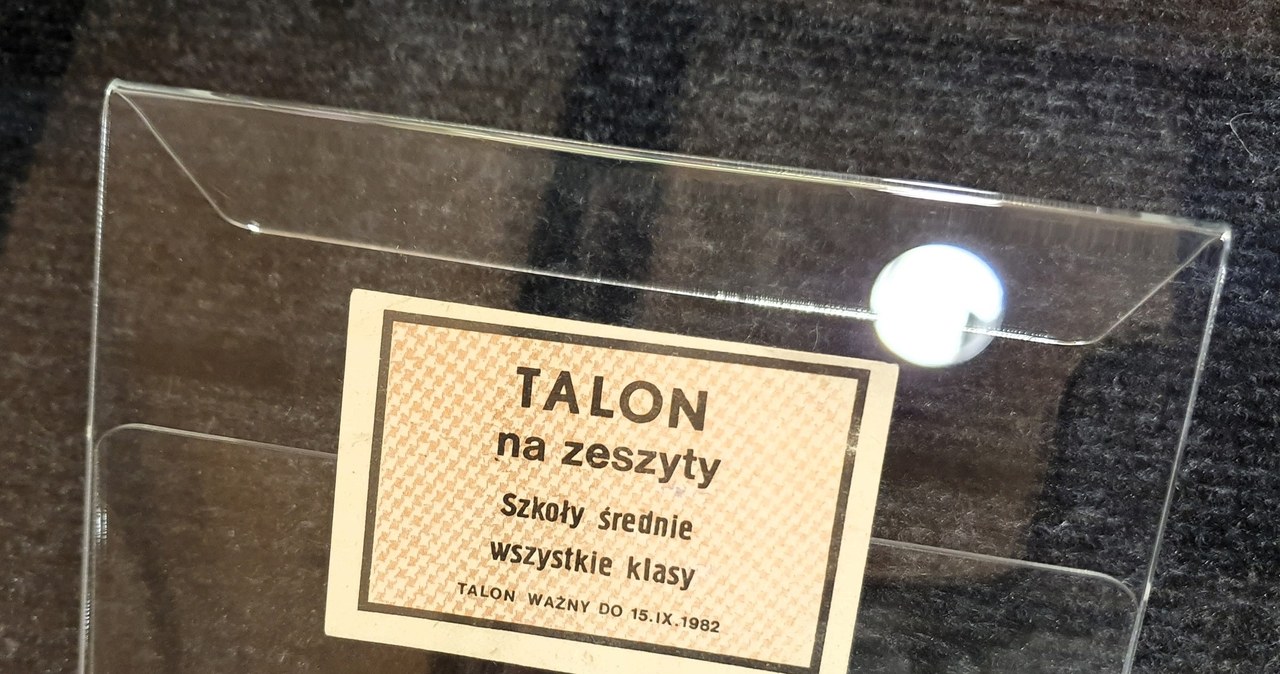 „Dekada znaczona kartkami”. Nowa wystawa w Muzeum Papiernictwa