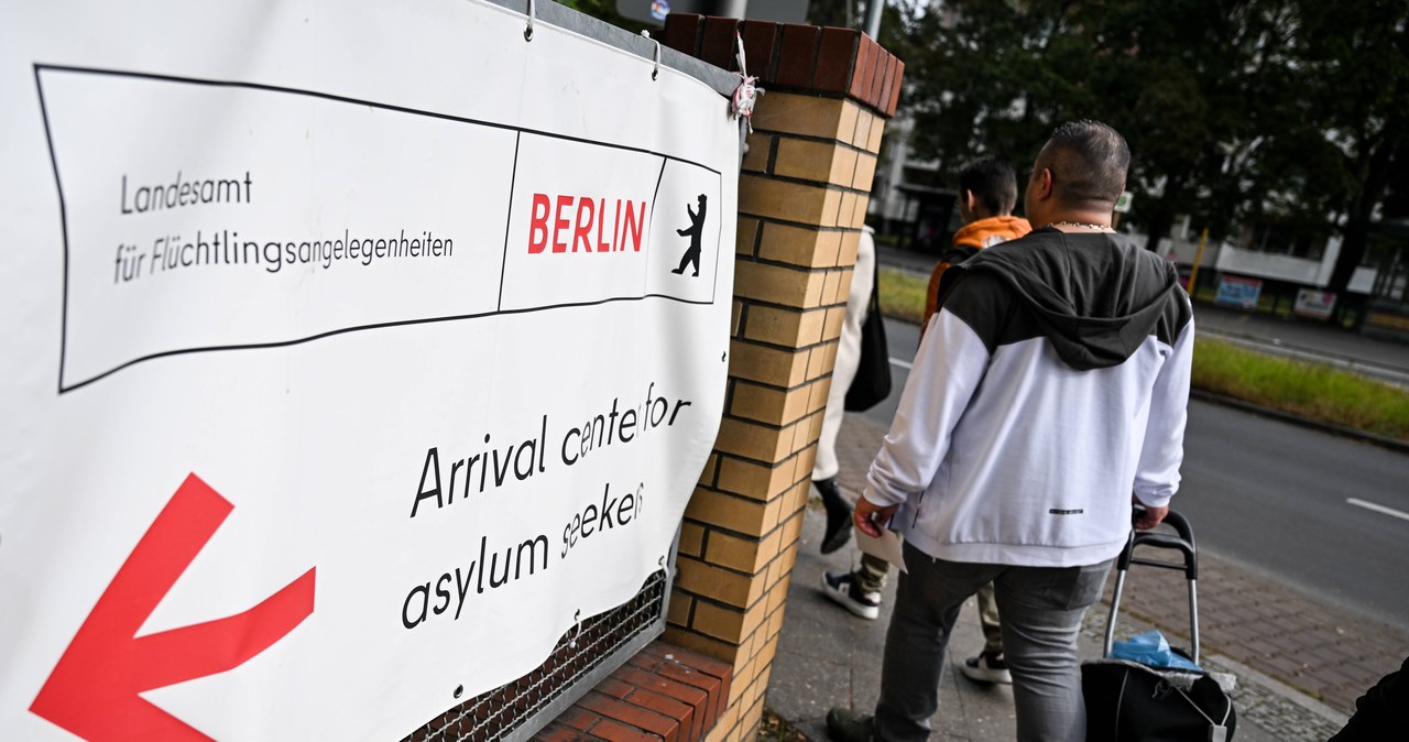 Berlin. Brak miejsc dla migrantów, mieszkają w kontenerach na lotnisku