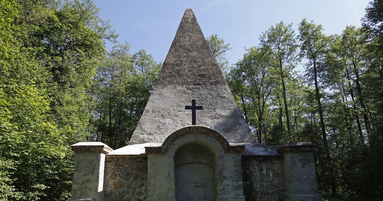 Piramida w Rapie: Najbardziej nietypowy grobowiec na Mazurach