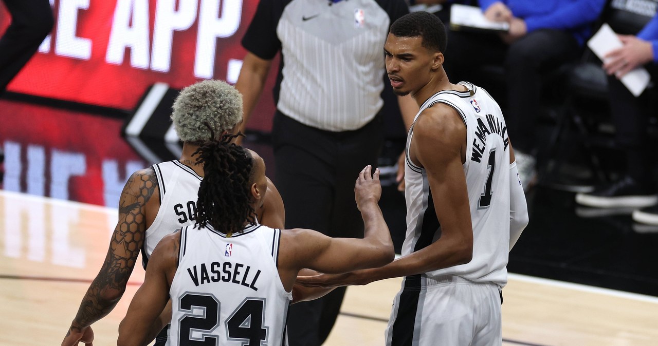 Spurs wygrywają. 14 punktów Sochana