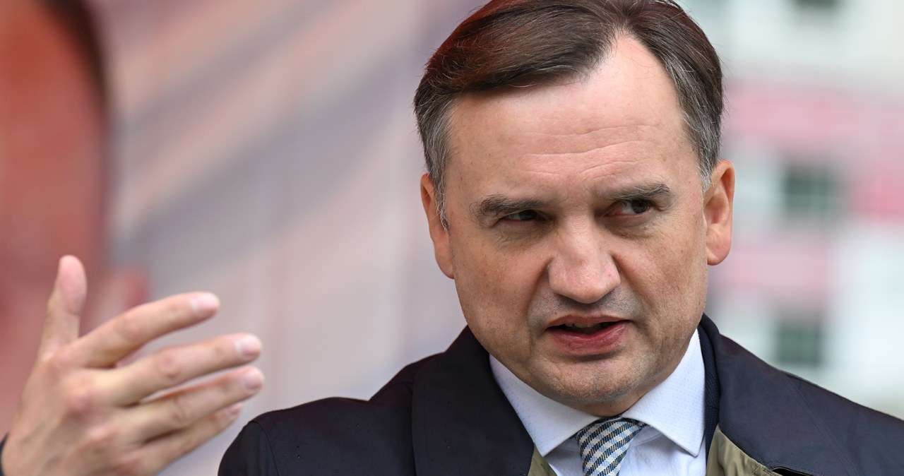 Kosztowne decyzje po wyborach. Komu Ziobro przekazuje kamienicę i działkę na Podlasiu?