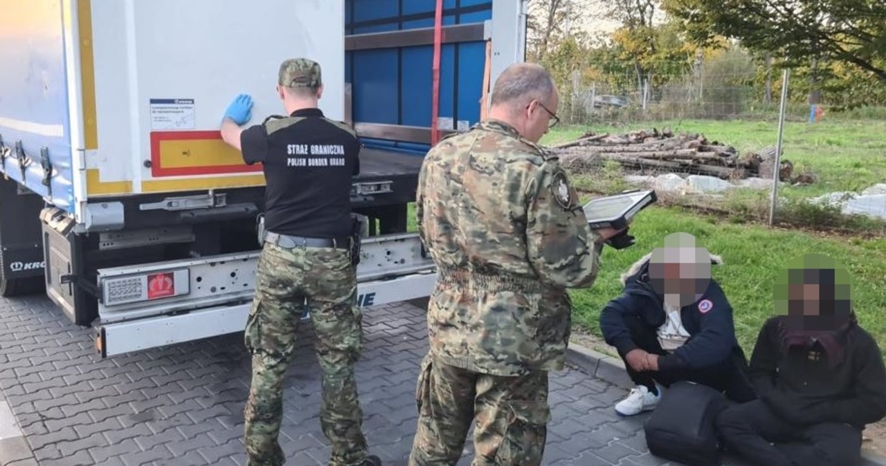 Ukryli się w naczepie z folią spożywczą. Wpadli podczas postoju