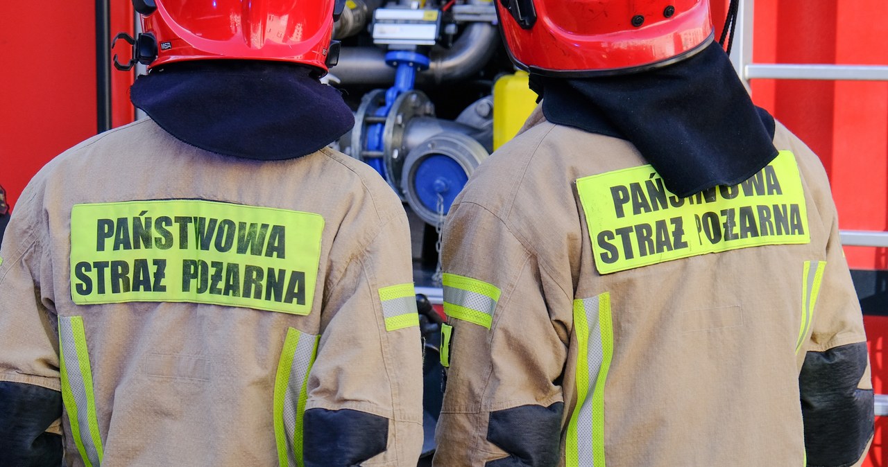 Pożar pustostanu w Gdyni. Wstrzymano ruch pociągów