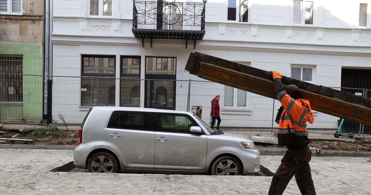 „Zabetonowane” auto nagle zniknęło z łódzkiej ulicy