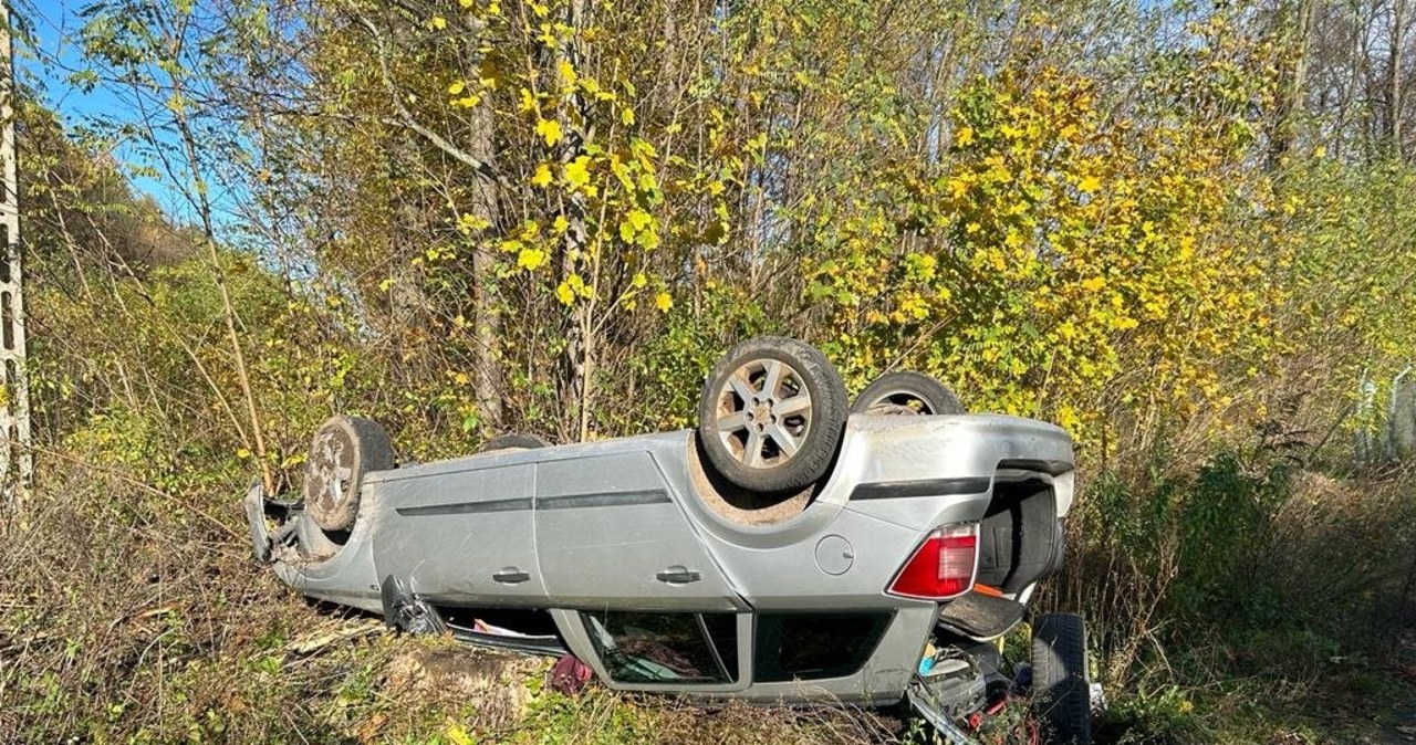 Na widok policjantów gwałtowanie przyspieszył. Skończyło się dachowaniem