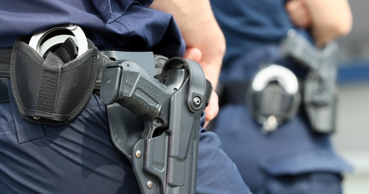 Zabrał policjantowi broń i zaczął strzelać. Usłyszał zarzuty