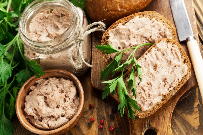 Posmaruj nim kromkę i dodaj korniszona. Niczego lepszego na śniadanie nie zjesz