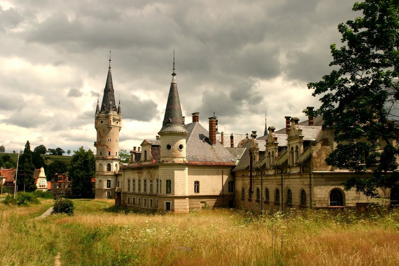 Zachwycający pałac w Bożkowie. Odrobina Disneylandu na Dolnym Śląsku