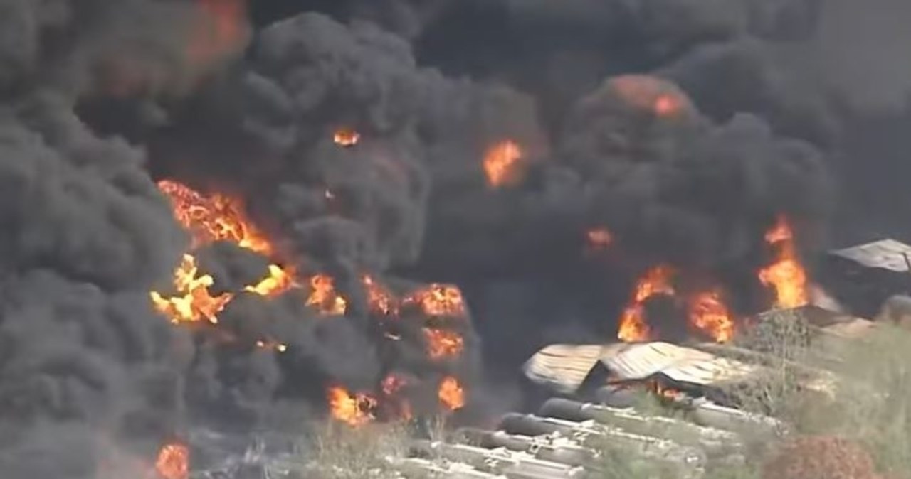 Fabryka chemikaliów stanęła w płomieniach. Zamknięto autostradę