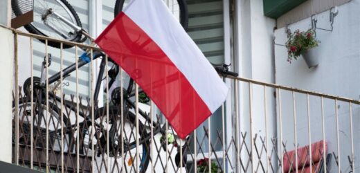 Sprawdź, zanim powiesisz flagę na balkonie. Oto konkretne wskazówki MSWiA