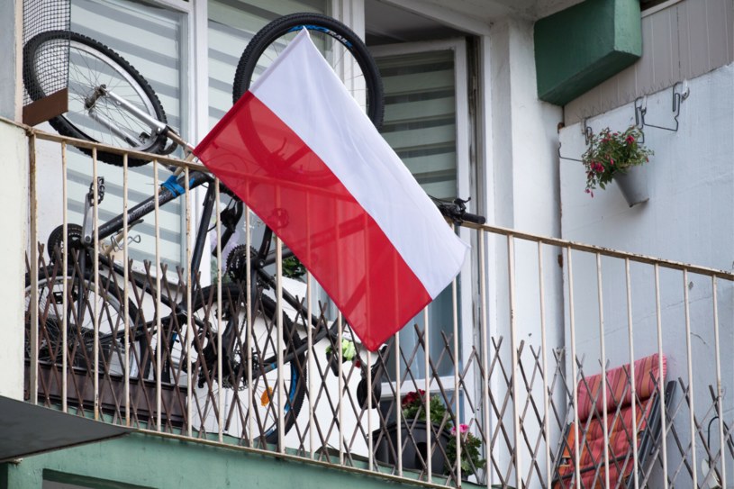 Sprawdź, zanim powiesisz flagę na balkonie. Oto konkretne wskazówki MSWiA